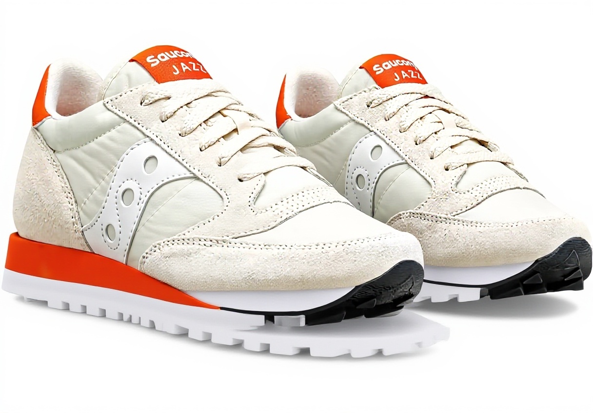 Donna che indossa le Saucony Scarpe Ginnastica Donna Crema Osso in un contesto casual urbano