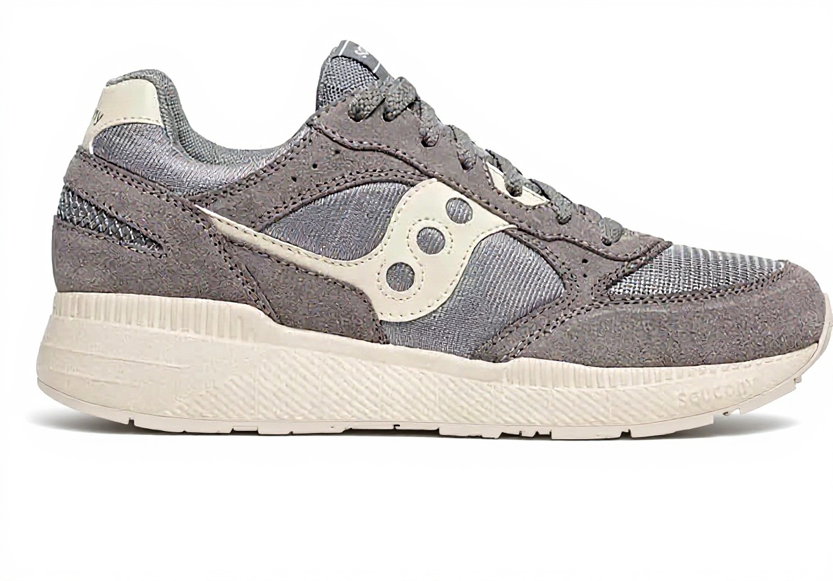 Uomo che indossa Saucony Eclipse Scarpe da ginnastica Uomo - Camoscio e Mesh durante una passeggiata urbana