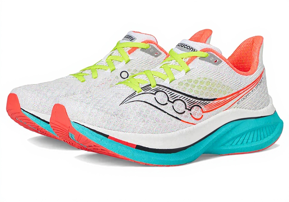 Saucony Endorphin Speed 5 durante una corsa su asfalto, che mostrano la flessibilità del piatto ribassato