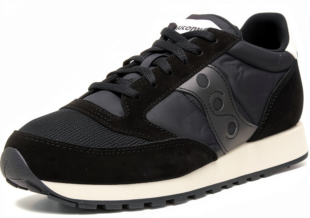 Donna che indossa le Saucony Jazz Original in pelle nera con jeans in un contesto urbano casual